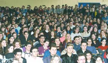 Αριστεροί αλλά… μη κομματικοποιημένοι οι Έλληνες φοιτητές, σύμφωνα με πανεπιστημιακή έρευνα