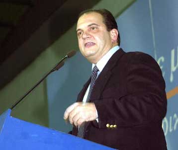 Η κυβέρνηση συγκαλύπτει την αλήθεια για το «σύνδρομο των Βαλκανίων», δηλώνει ο Καραμανλής – Απάντηση