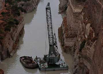 Ερώτηση στη Βουλή για τις επισκευές στη διώρυγα της Κορίνθου – Απειλούν με απεργία οι εργαζόμενοι