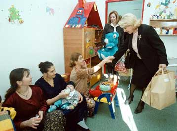 Οι γυναίκες του ΠΑΣΟΚ στις γυναίκες του Κορυδαλλού