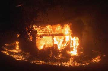 Δύο νεκροί σε πυρκαγιά που ξέσπασε σε αποθήκη στη Λαμία