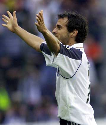 Για το 2004 προανήγγειλε τη λήξη της καριέρας του ο Μεμέτ Σολ