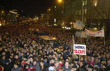 Χιλιάδες Τσέχοι στην πορεία συμπαράστασης στους δημοσιογράφους της κρατικής τηλεόρασης