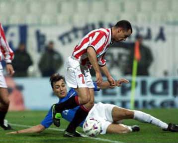Πρώτο χτύπημα του «Ήρα» στο 2001 – Έσπασε το αήττητο του Ολυμπιακού με 2-1
