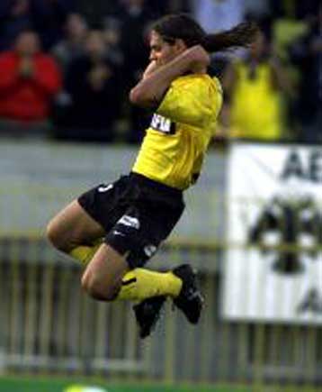 Τρεις βαθμοί σε πέντε λεπτά για την ΑΕΚ, επικράτησε 2-1 του Πανηλειακού