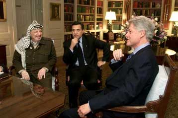 Υπό όρους και με επιφυλάξεις δέχεται ο Αραφάτ το σχέδιο Κλίντον για ειρήνευση στη Μ. Ανατολή