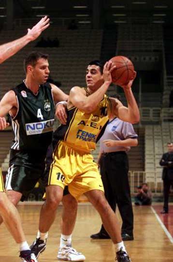 Στο πλευρό του Αλβέρτη η ΕΟΚ αποδοκίμασε τις ύβρεις που δέχτηκε στον αγώνα με την ΑΕΚ