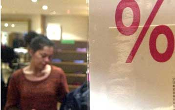 Στις 8 Ιανουαρίου οι εκπτώσεις – Τέσσερις τιμές θα αναγράφονται στα προϊόντα