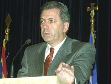 Κυβερνητικός «πονοκέφαλος», λόγω Αβραμόπουλου, από πρόταση βουλευτών για το συνταξιοδοτικό των δημάρ