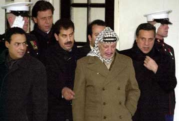 Χωρίς χαμόγελα ή συμφωνία έληξε η συνάντηση Κλίντον και Αραφάτ – Παράθυρο για νέες συνομιλίες εντός