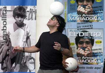 Τις δημόσιες σχέσεις… και τις ακαδημίες της Νάπολι αναλαμβάνει ο Μαραντόνα