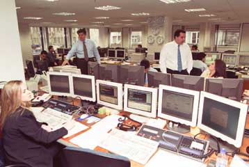 Τεστ ετοιμότητας σε τράπεζες και χρηματιστήριο για το ευρώ – Τι αλλάζει από αύριο