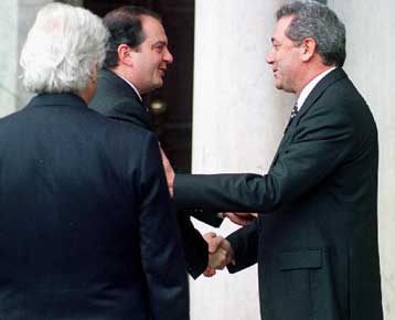 Με χειραψία Καραμανλή – Αβραμόπουλου η πρώτη δοξολογία του νέου έτους