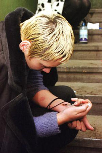 «Ου γαρ έρχεται μόνον»: Αλληλένδετη η χρήση ναρκωτικών με την κακοποίηση και το επικίνδυνο σεξ