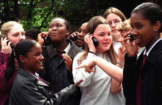 Σύνεση στη χρήση των κινητών τηλεφώνων συνιστούν Γάλλοι επιστήμονες