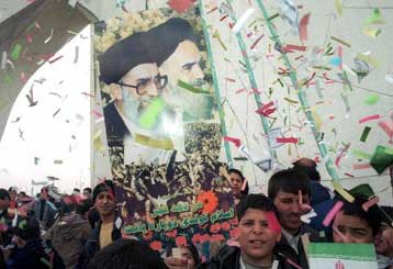 Επτά άτομα κατηγορούνται για εμπόριο όπλων υπέρ αντικαθεστωτικών του Ιράν