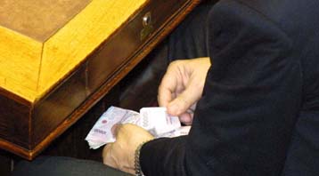 Τρία άτομα σκόπευαν να τα διοχετεύσουν στην αγορά