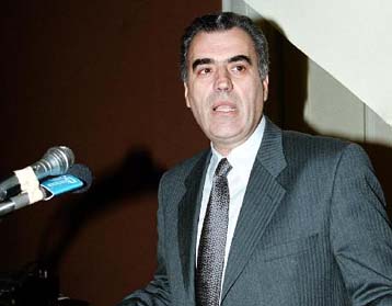 Η ΝΔ χρησιμοποιεί τις ελληνοποιήσεις για να συσπειρώσει τους οπαδούς της