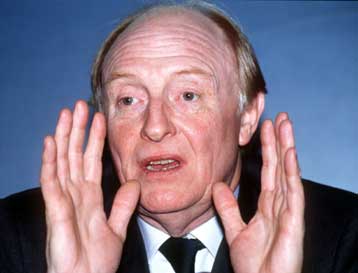 Τέλος στα υπέρογκα επιδόματα των υπαλλήλων της Κομισιόν βάζει ο Κίνοκ