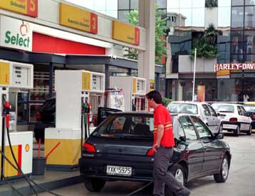 Μειώνονται οι τιμές της βενζίνης και του πετρελαίου