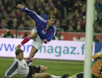 Η Γερμανία είναι δέκα χρόνια πίσω από τη Γαλλία, τόνισε ο Μπεκενμπάουερ