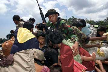 Η αστυνομία διατάσσεται να πυροβολεί αδιακρίτως εναντίον των Νταγιάκ