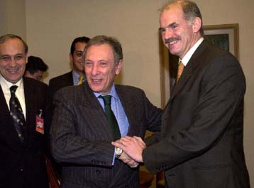 ΜΟΕ και οικονομικά θέματα επί τάπητος στη συνάντηση των δύο ΥΠΕΞ