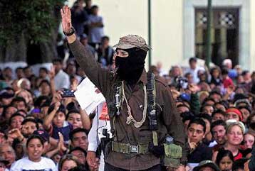 Χιλιάδες λαού υποδέχονται ως ήρωα τον ηγέτη των ανταρτών Μάρκος