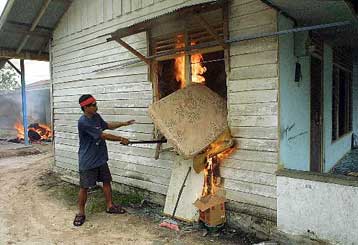Χιλιάδες μετανάστες στο έλεος της φυλής Νταγιάκ – 118 νεκροί το Σαββατοκύριακο