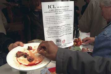 Διχάζουν οι τρελές αγελάδες, ενώ καλπάζει ο αφθώδης πυρετός