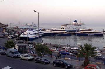 «Έδεσαν» τα πλοία σε Πειραιά και Ραφήνα