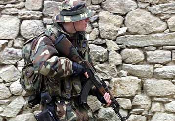 Επιθέσεις με οβίδες εξαπέλυσαν Αλβανοί αντάρτες εναντίον Σέρβων αστυνομικών