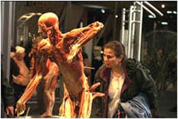 Αντιδράσεις προκαλεί η έκθεση  «Ο Κόσμος των Σωμάτων»