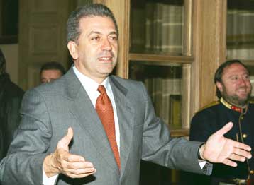 Η διαπλοκολογία άλλοθι των αποτυχημένων, τονίζει μεταξύ άλλων