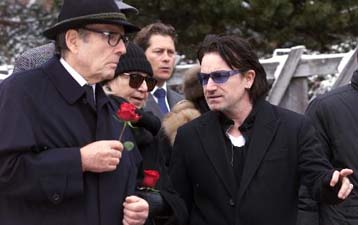 Πραγματοποιήθηκε η κηδεία του με μουσική συνοδεία από τον Μπόνο