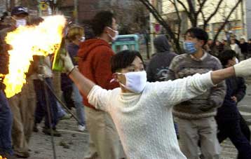 Με μολότοφ, πέτρες και αβγά απαντούν για πέμπτη ημέρα οι απεργοί της Daewoo