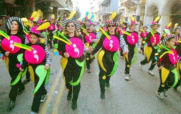 Κορυφώνονται οι εορταστικές εκδηλώσεις σε όλη τη χώρα