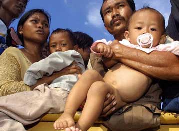 Αρον – άρον εγκαταλείπουν το Βόρνεο οι πρόσφυγες