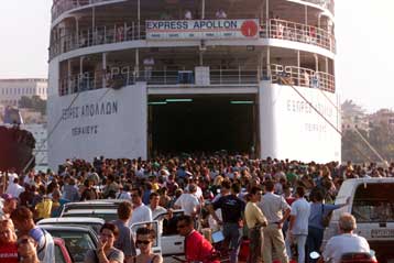 Οι Αθηναίοι εγκαταλείπουν το κλεινόν άστυ