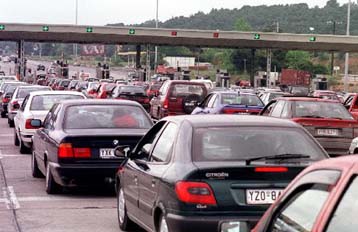 Αδειάζει η Αθήνα – Αυξημένη κίνηση στις εθνικές οδούς