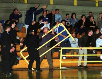 Τροπαιούχος στα χαρτιά το ΑΠΟΕΛ, «καμπάνες» στην ΑΕΛ