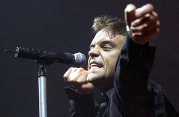 Οπαδός τον εκτόπισε από τη σκηνή σε συναυλία