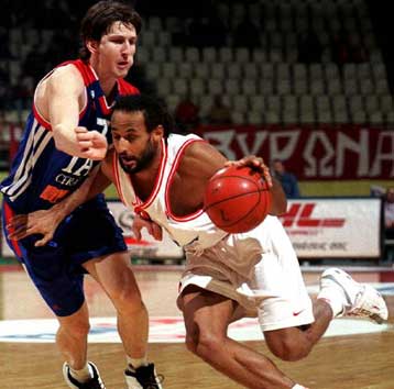 Ο Ολυμπιακός «αυτοκτόνησε», ο Παναθηναϊκός αντιστάθηκε