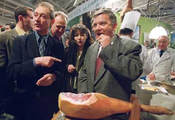 «Θερμή» υποδοχή επιφύλαξαν αγρότες στο Γάλλο πρωθυπουργό