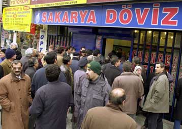 Έως και 37% της αξίας της έχασε η τουρκική λίρα έναντι του δολαρίου