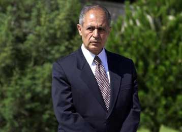 Σε αβεβαιότητα βυθίζει τη χώρα η διαμάχη Ετζεβίτ – Σεζέρ