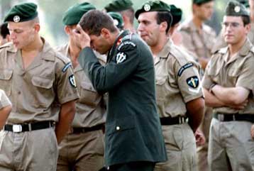 Αντικαθίσταται το δίκοχο στη στολή των στρατιωτών