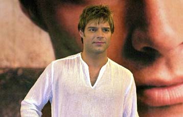 Σχεδιάζει το ντεμπούτο του σε πολιτικό θρίλερ