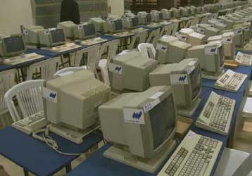 Έργο παρουσιάζεται στο Διαδίκτυο από δύο θιάσους με διαφορά δευτερολέπτων