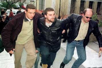 Ο Πάσσαρης πυροβολούσε φορώντας χειροπέδες